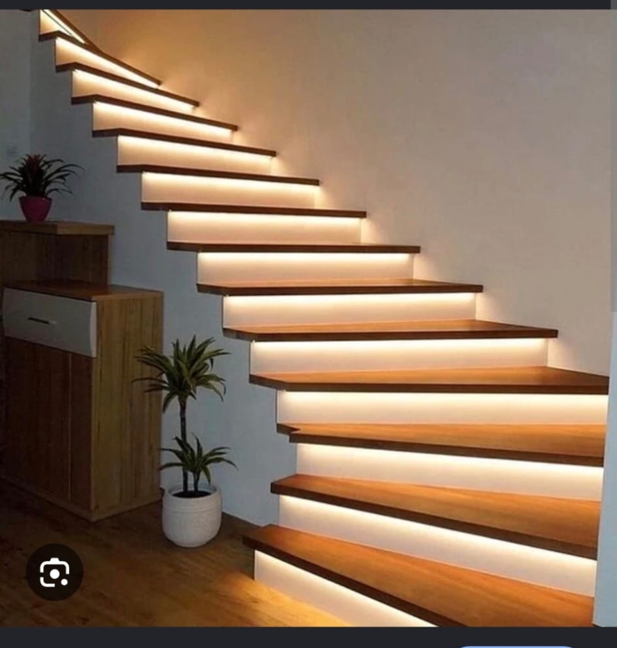 Escalera interior con iluminación LED en vivienda reformada